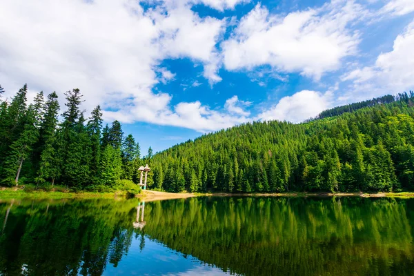 Synevir lago de montaña en verano —  Fotos de Stock