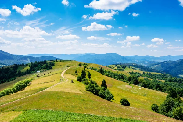 Górski krajobraz wiejski w okresie letnim — Zdjęcie stockowe