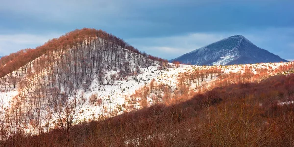 Beau paysage hivernal en montagne — Photo