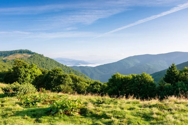 Paisaje de montaña con nubes — Foto de Stock