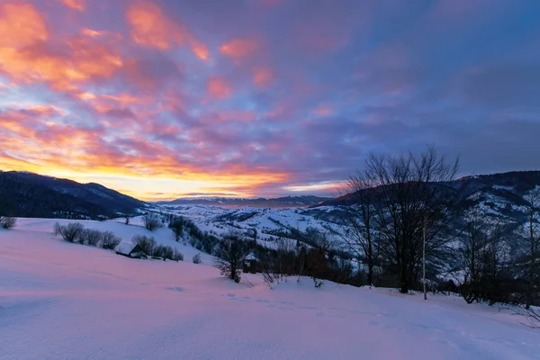 Campo montañoso en invierno al amanecer — Foto de Stock
