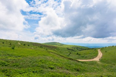 Dağlık toprak yol manzarası