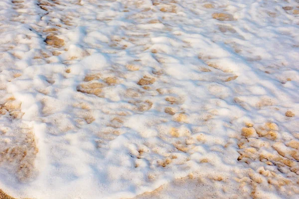 Ondas do mar espirram espuma na praia ensolarada — Fotografia de Stock