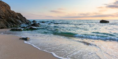 Sahilde gün doğumu