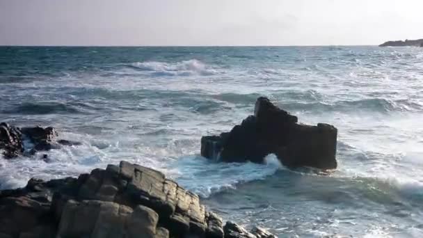 Волны Разбивающие Скалы Побережье Красивые Утренние Пейзажи Берегу Моря — стоковое видео