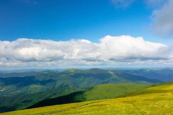 Bulutlu dağ manzarası — Stok fotoğraf