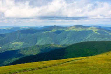 Bulutlu dağ manzarası