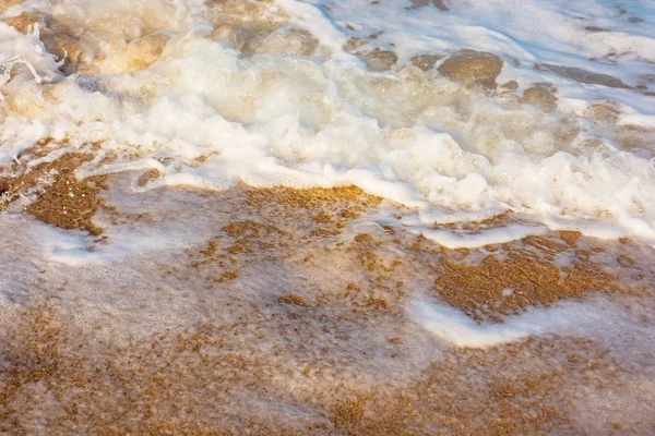 Морские волны всплеск пены на солнечном пляже — стоковое фото