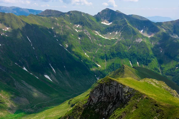 Stor sommar landskap med hög bergskedja — Stockfoto