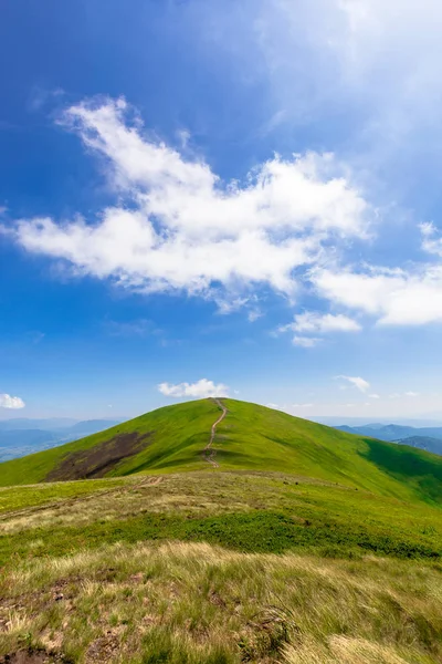 Groene glooiende heuvels van bergkam borzhava — Stockfoto