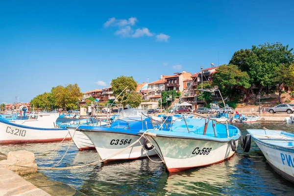 Güneşli bir günde limanda balıkçı tekneleri — Stok fotoğraf