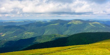 Bulutlu dağ manzarası