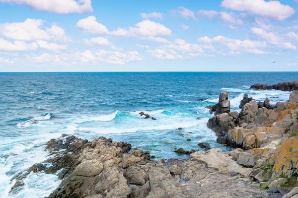 Rocky sea shore in the afternoon — Stock fotografie