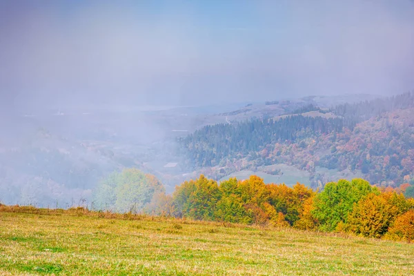 Туманные горные пейзажи осенью — стоковое фото