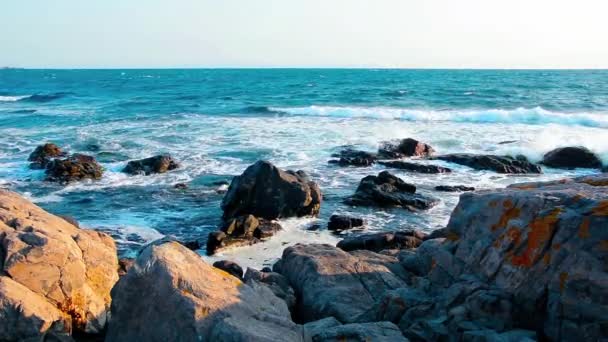 Dalgalar Sahildeki Kayaları Eziyor Deniz Kenarındaki Güzel Sabah Manzarası — Stok video
