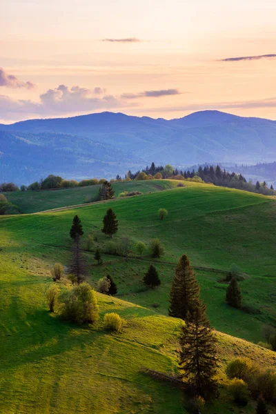 Bergachtig Landschap Lente Schemering Bomen Glooiende Heuvels Bergkam Verte Wolken — Stockfoto