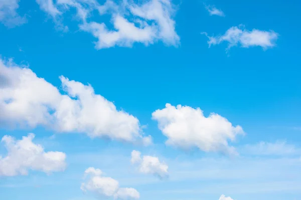 Prachtig Wolkenlandschap Lente Weerachtergrond Met Dynamische Wolkenopstelling Aan Een Blauwe — Stockfoto