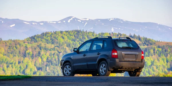 Suv Borda Uma Montanha Bela Vista Para Vale Distante Cheio — Fotografia de Stock