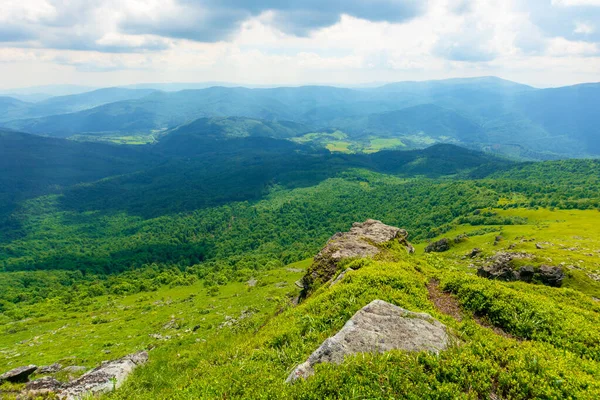 Uitzicht Vallei Vanaf Top Van Een Berg Enorme Rotsen Grasheuvel — Stockfoto