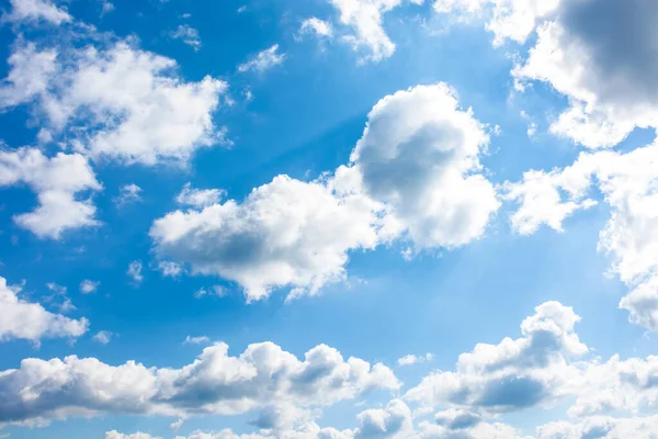 Prachtig Wolkenlandschap Lente Weerachtergrond Met Dynamische Wolkenopstelling Aan Een Blauwe — Stockfoto