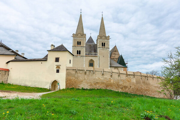 spisska kapitula, slovakia - APR 29, 2019: St. Martin 's cathedral in spring. Один из крупнейших памятников архитектуры в романском и готическом стиле, построенный между 13 и 15 веками в восточной Словакии
