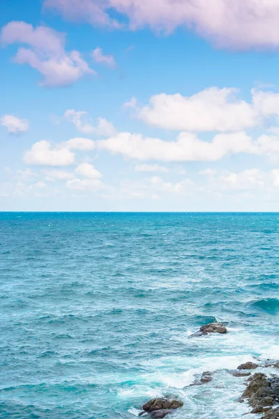下午是岩石海岸 蓝色的波浪冲刷着海岸 地平线上方蓬松的云彩 — 图库照片