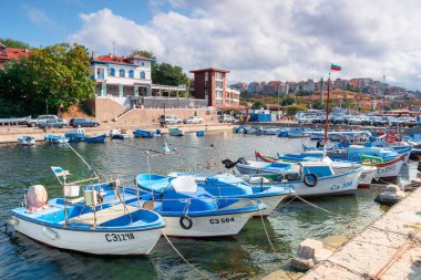 Sozopol, Bulgaria - Sep 09, 2019: güneşli bir günde limanda balıkçı tekneleri. Tepedeki kasabada.