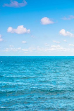 Deniz ve gökyüzü. Akşam gökyüzünde bulutlar olan sakin bir deniz manzarası. mavi rüya gibi tatil arka planı