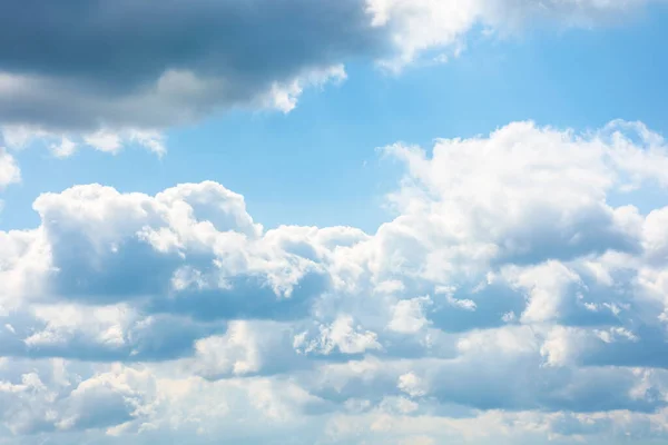 Prachtig Wolkenlandschap Lente Weerachtergrond Met Dynamische Wolkenopstelling Aan Een Blauwe — Stockfoto