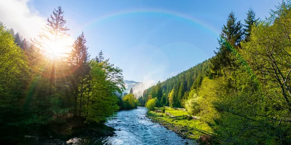 Río Montaña Amanecer Brumoso Fantástico Paisaje Natural Con Niebla Rodando — Foto de Stock