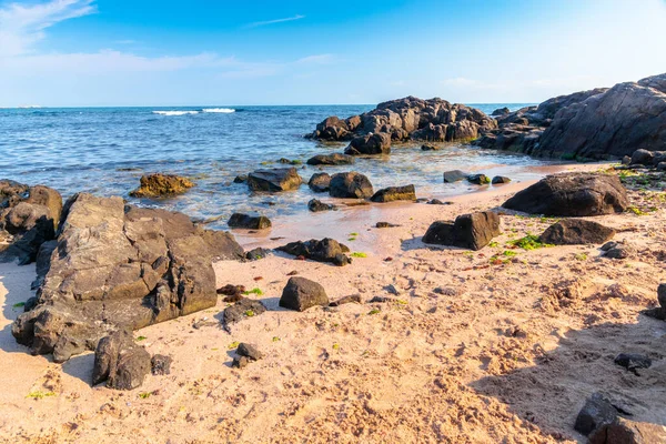 Skály Mořské Pláži Ráno Klidné Slunečné Počasí Odlehlé Místo Nadýchané — Stock fotografie