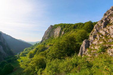 Roma 'nın Trascau Dağları' ndaki güzel vadi manzarası. İlkbaharda Alba Country Apuseni doğal parkı. Sabah ışığında harika bir manzara.