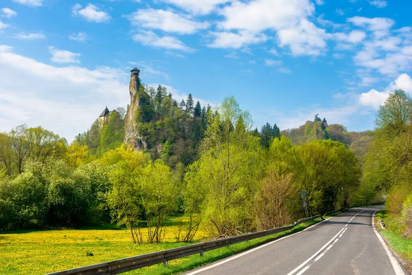 在岩石附近陡峭的岩石上的奥拉瓦城堡 斯洛伐克最美丽的中世纪要塞之一 受欢迎的旅游目的地 美丽的晴天 绿叶乔木 — 图库照片