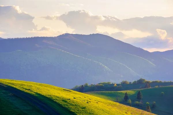 Campo Montañoso Primavera Atardecer Camino Través Colinas Cresta Distancia Nubes — Foto de Stock