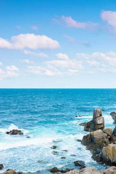 下午是岩石海岸 蓝色的波浪冲刷着海岸 地平线上方蓬松的云彩 — 图库照片