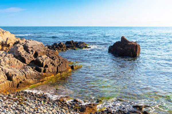 Costa Rocosa Del Mar Por Mañana Tiempo Soleado Tranquilo — Foto de Stock