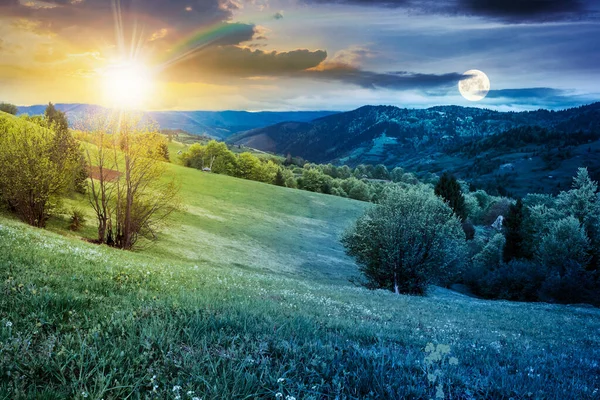 山の中の田園風景の上の時間変化 太陽と月と共に春の曇りの日の田園風景 昼と夜の変化の概念 — ストック写真