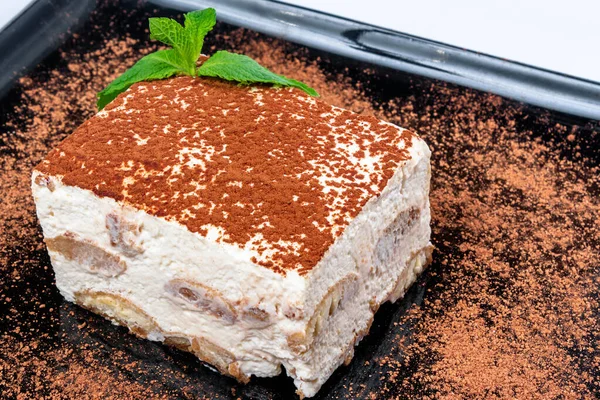 Torta Tiramisù Piatto Nero Gustoso Dessert Italiano Decorato Con Menta — Foto Stock