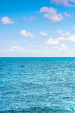 Deniz ve gökyüzü. Akşam gökyüzünde bulutlar olan sakin bir deniz manzarası. mavi rüya gibi tatil arka planı