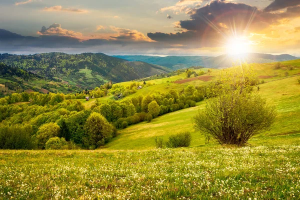 Gyönyörű Vidéki Táj Hegyekben Naplementekor Tájkép Borús Tavasszal Esti Fényben — Stock Fotó