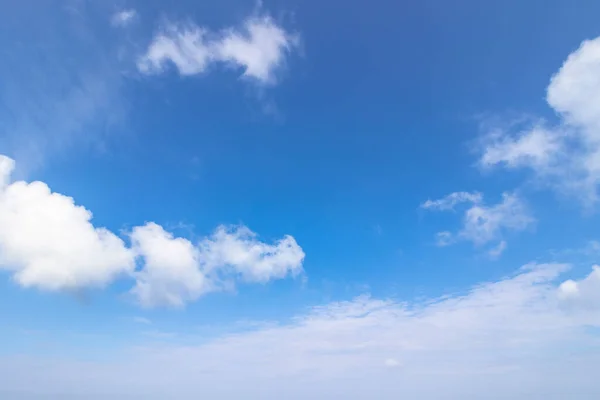 Zonnig Wolkenlandschap Een Zomerdag Mooie Zonnige Weersvoorspelling Dynamische Wolkenvorming Aan — Stockfoto