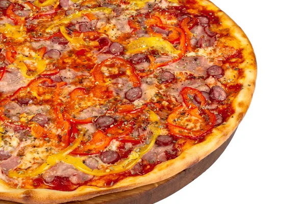 美味的比萨饼在木板上 意大利食物在白色背景上被隔离 — 图库照片