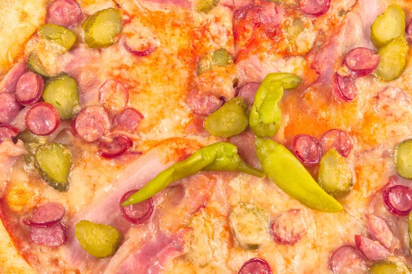 白盘上的自制披萨很好吃 意大利食物在白色背景上被隔离 — 图库照片