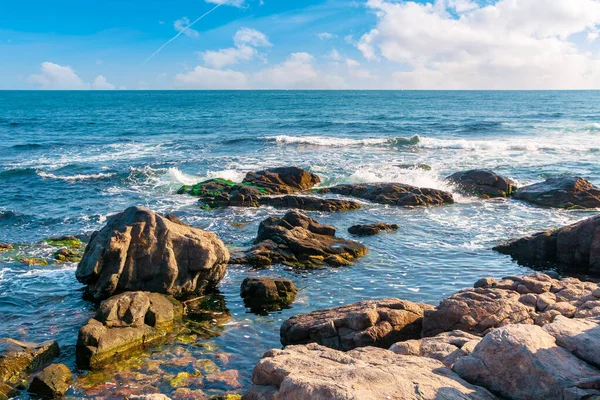 朝海の岩だらけの海岸線 空に波と雲が飛び交う美しい景色 穏やかな夏の天気 — ストック写真