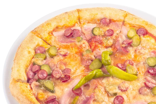 白盘上的自制披萨很好吃 意大利食物在白色背景上被隔离 部分观点 — 图库照片