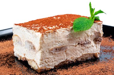 Siyah tabakta tiramisu keki. Naneli İtalyan tatlısı.