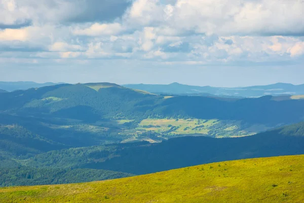 Alpské Scenérie Karpatských Hor Ohromující Výhled Větrný Letní Den Mraky — Stock fotografie