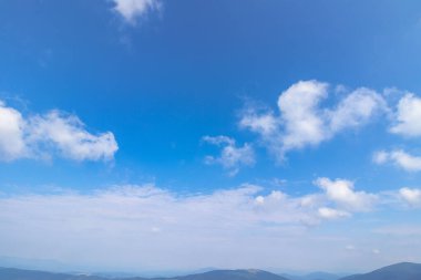 Yaz gününde güneşli bulutlu bir hava. Güzel güneşli hava tahmini. Mavi gökyüzünde dinamik bulut oluşumu