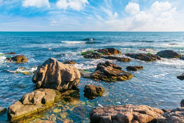 大海的岩石海岸 美丽的风景 波涛汹涌 云彩飞扬 夏日平静的天气 — 图库照片