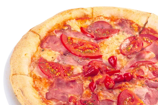 美味的自制比萨饼与西红柿和火腿在白盘上 意大利食物在白色背景上被隔离 部分观点 — 图库照片